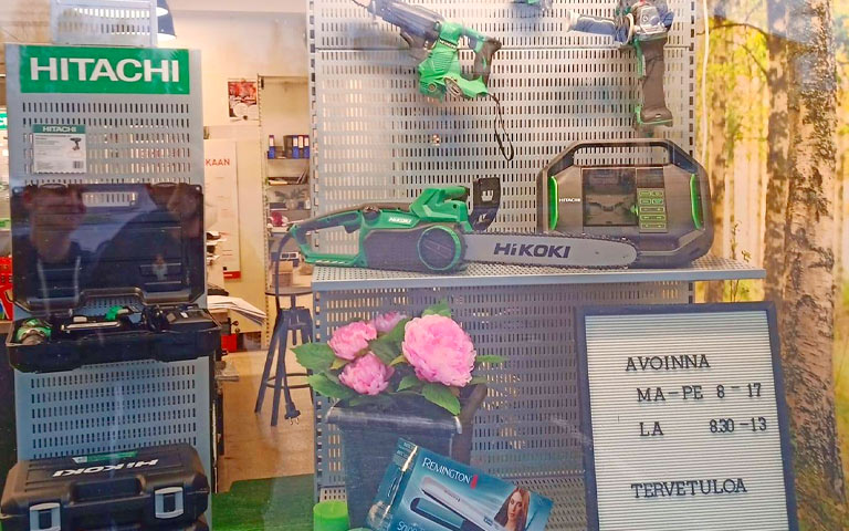 Yläneen Rautakulman näyteikkunassa kukkia ja työkaluja.